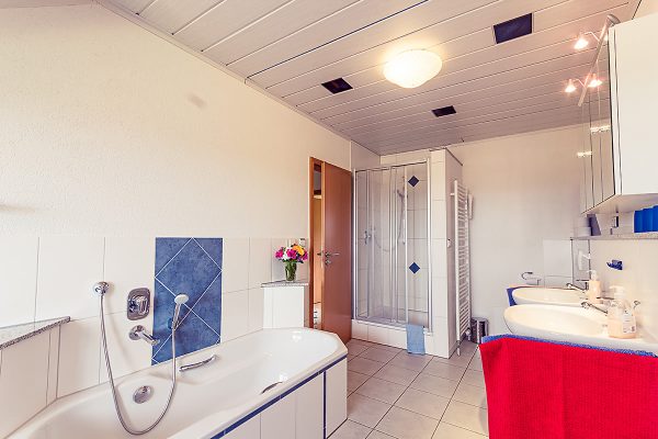 Geräumiges Bad